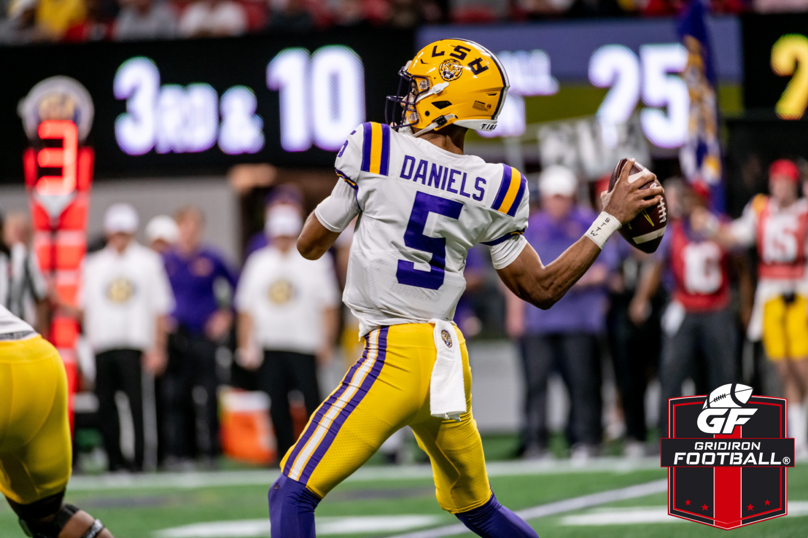 Jayden Daniels Announces Return To LSU in 2023